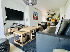 Smart TV, books, stereo - Cosy apartment with swimming pool (Estepona)