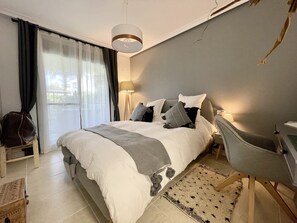 2 slaapkamers, een bureau, een strijkplank/strijkijzer, gratis wifi