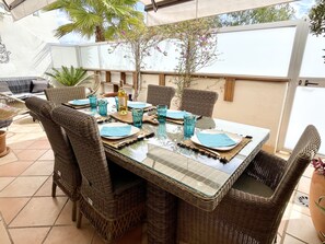 Outdoor dining - Cosy apartment with swimming pool (Estepona)