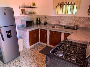 Frigorifero, microonde, forno, piano cottura