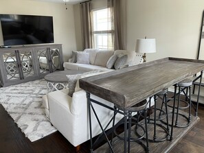 Smart TV - Stylish 3BR/2BA home near trails & downtown (Bentonville)