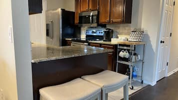 Een koelkast, een magnetron, een oven, een kookplaat