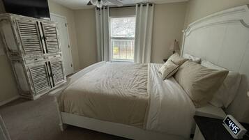 3 slaapkamers, een bureau, een strijkplank/strijkijzer, reisbedje