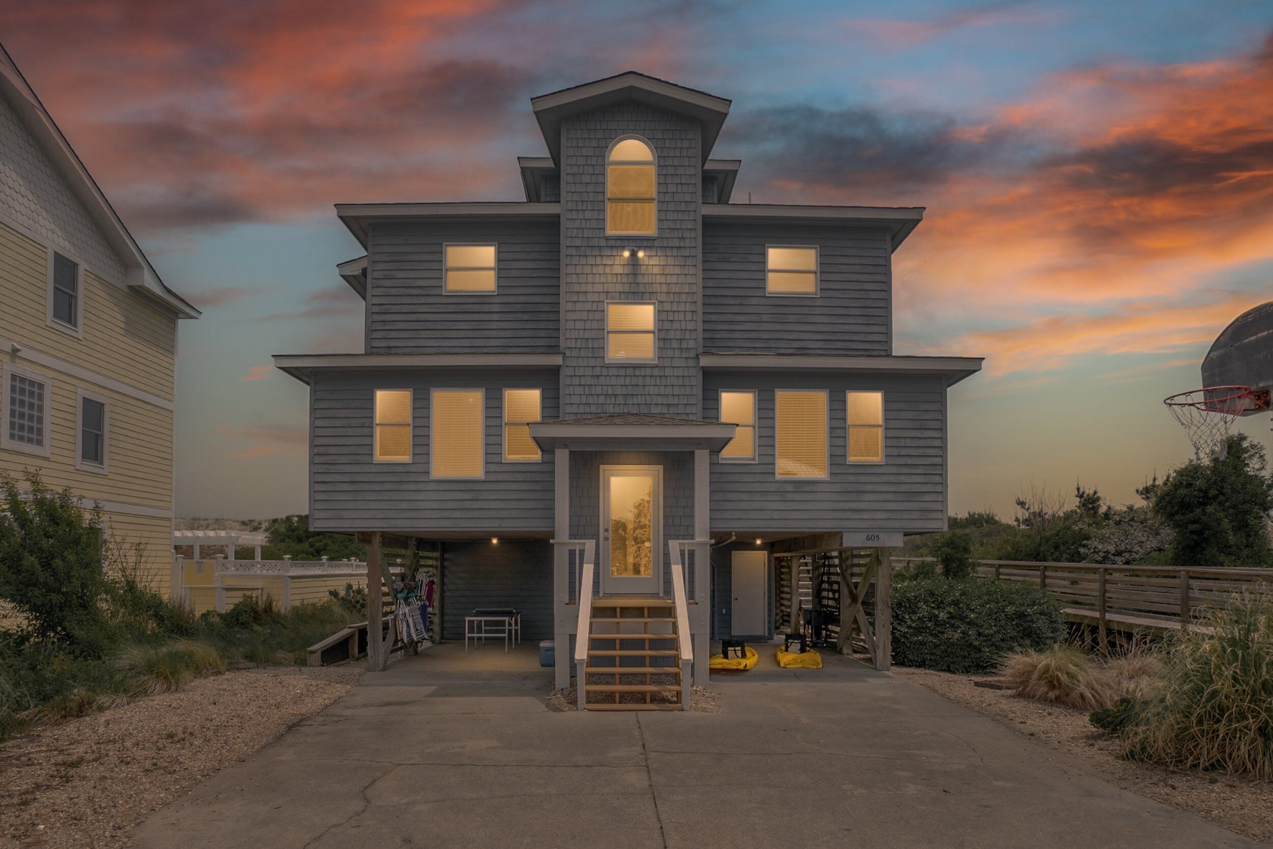 OCEANFRONT, hot tub on deck, beach ramp on property, access to pool & tennis