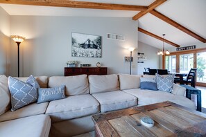 Een smart-tv, een tafeltennistafel, boeken en een computerscherm