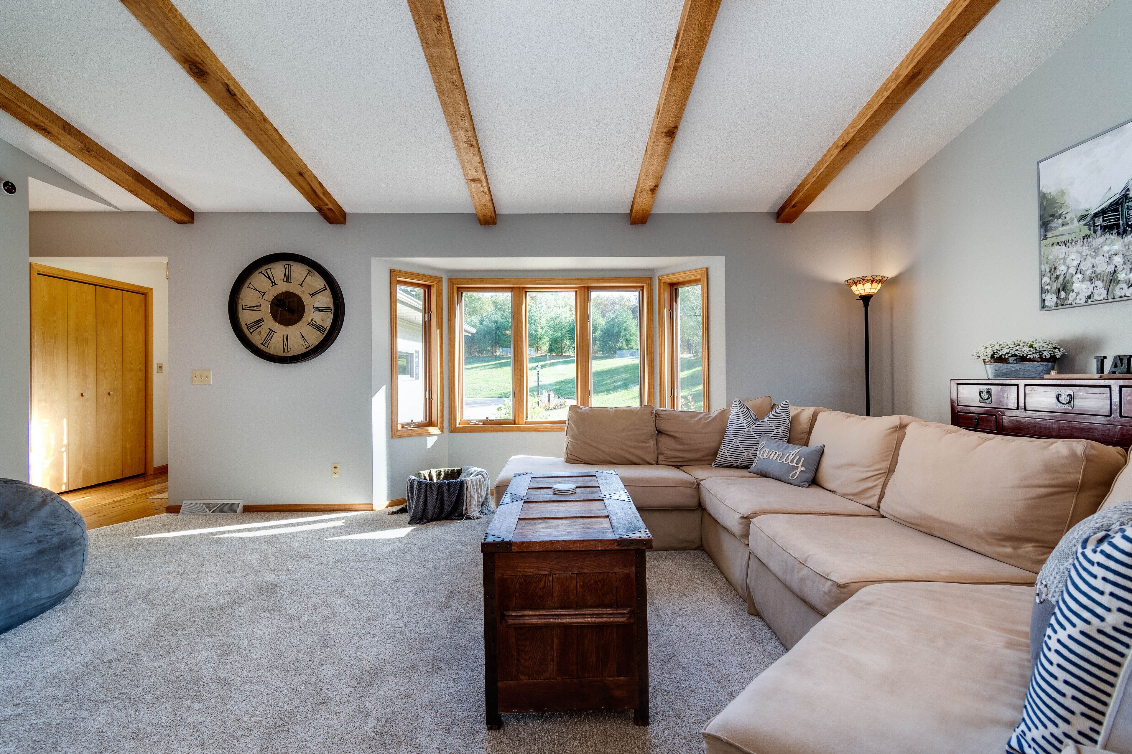 Smart-TV, Tischtennisplatte, Bücher, Computerbildschirme