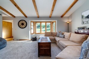 Smart-TV, Tischtennisplatte, Bücher, Computerbildschirme