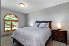 4 slaapkamers, een bureau, een strijkplank/strijkijzer, gratis wifi