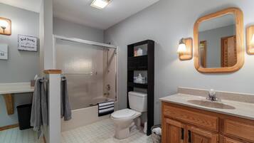 Ducha y bañera combinadas, secador de pelo, toallas y jabón