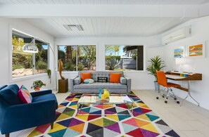 TV connectée, cheminée, livres, chaîne hi-fi