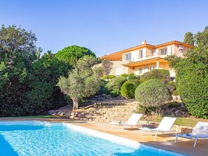 Een verwarmd zwembad