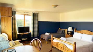 Bộ đồ giường cao cấp, nệm cao su hoạt tính (memory foam), bàn