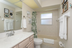 Combined shower/bathtub - Quaint SW Florida Getaway. Close to Boca Grande (Port Charlotte)