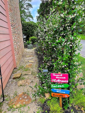 تفاصيل الفندق من الخارج