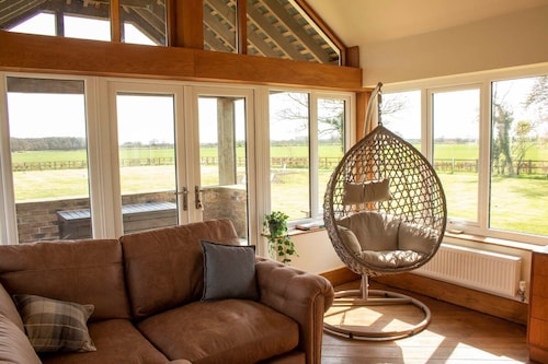 Luxury Farmhouse:Padel court/Hot tub/pool table/fire pit. Central meet up point.