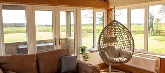 Luxury Farmhouse:Padel court/Hot tub/pool table/fire pit. Central meet up point.