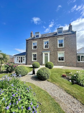 Exterior - Luxury Farmhouse:Padel court/Hot tub/pool table/fire pit. Central meet up point. (SELBY)
