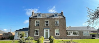 Luxury Farmhouse:Padel court/Hot tub/pool table/fire pit. Central meet up point.