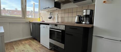 Fridge, oven, stovetop, dishwasher