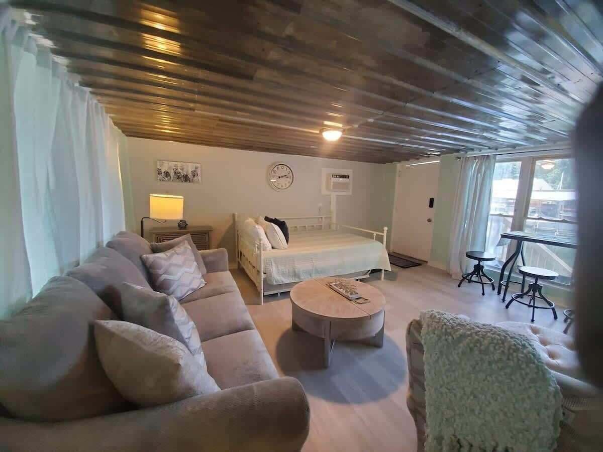 Televisión y oficina 