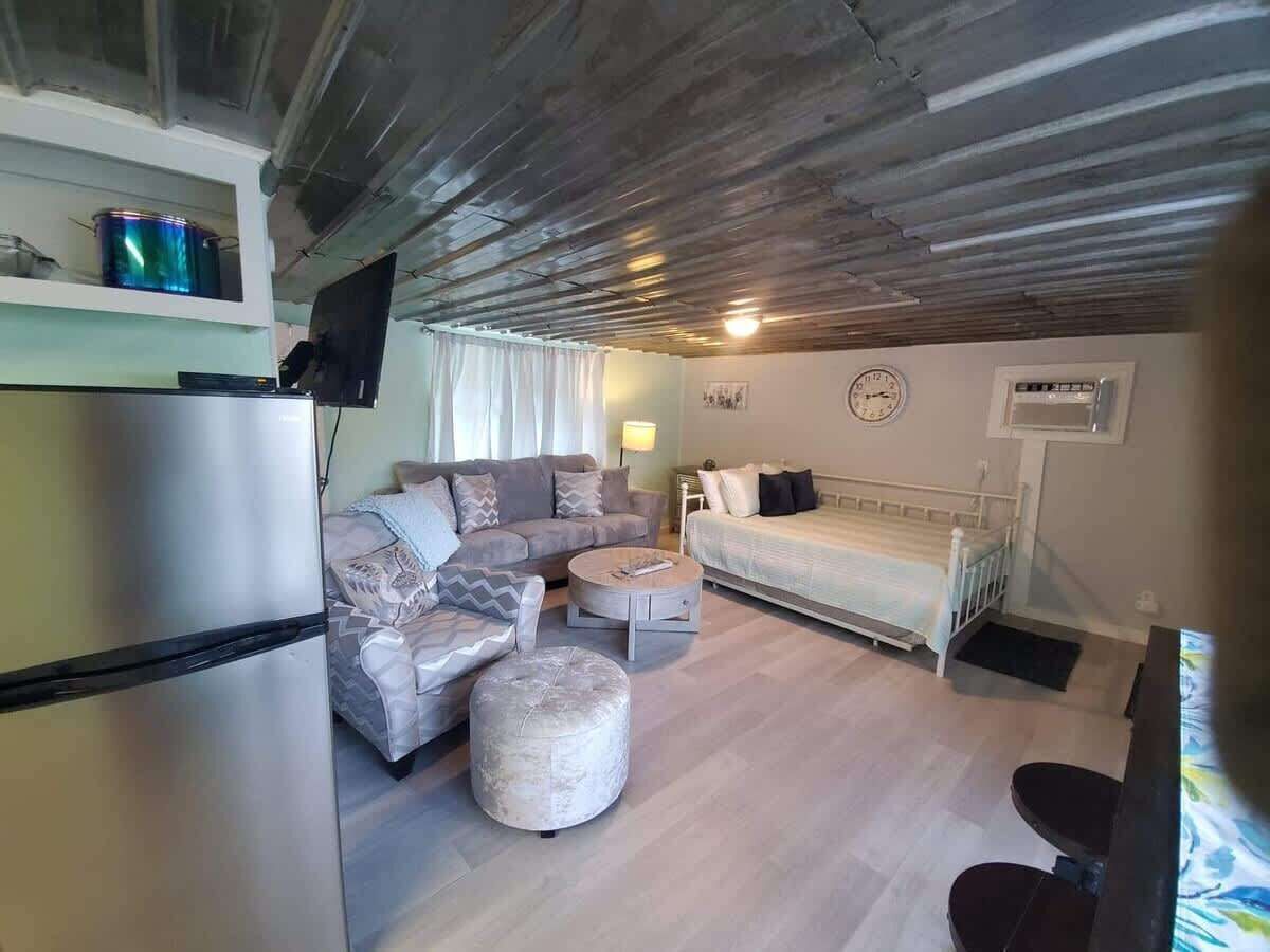 Tabla de planchar con plancha, wifi y ropa de cama 