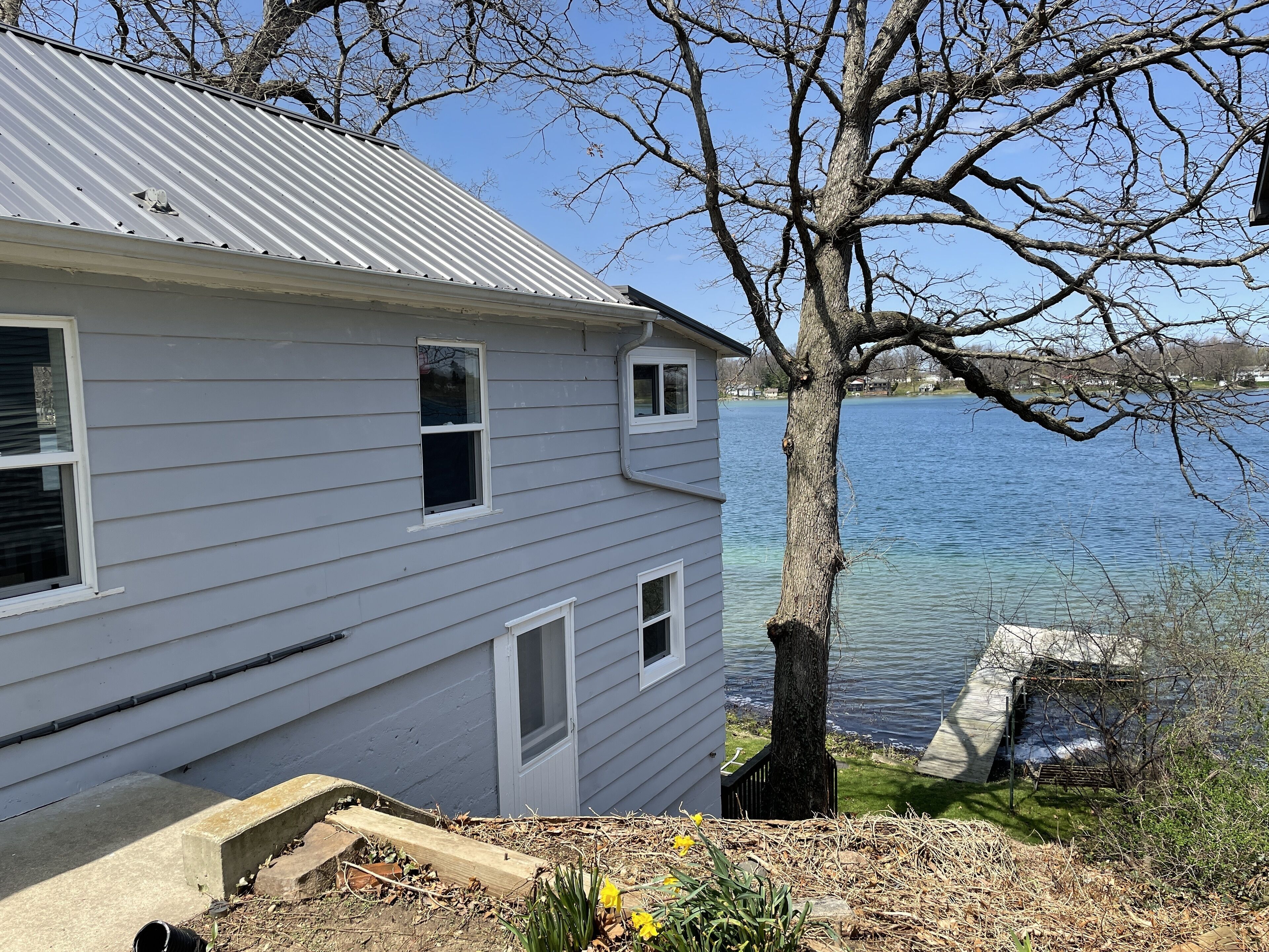 Charming Lake Cottage! Close to Shipshewana, Clean Lake, Boat Rentals