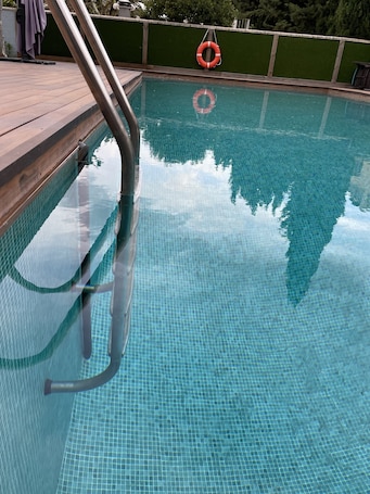 Outdoor pool. Quiet and romantic apartment