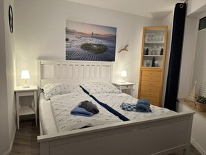 1 bedroom, travel crib, free WiFi - Apartment directly in the city marina/yacht harbor with a fantastic view (Cuxhaven)