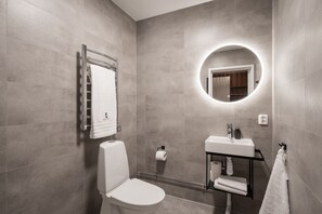 Deluxe 2 beds | ์์ค | ํค์ด๋๋ผ์ด์ด, ๋ฐ๋ฅ ๋๋ฐฉ/์จ๋, ํ์, ๋น๋