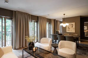 Deluxe Superior | Living area | 50-inch Smart TV with digital channels, TV, streaming services - Live and Stay - Ekmanska (Gothenburg)