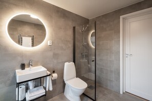 Penthouse 4 beds | Bathroom | Hair dryer, heated floors, towels, soap - Live and Stay - Ekmanska (Gothenburg)