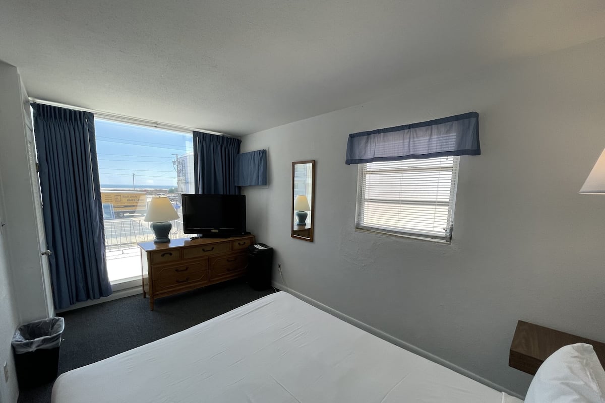 Habitación Deluxe, 1 cama Queen size y sofá cama, vista al mar | Wifi gratis y ropa de cama