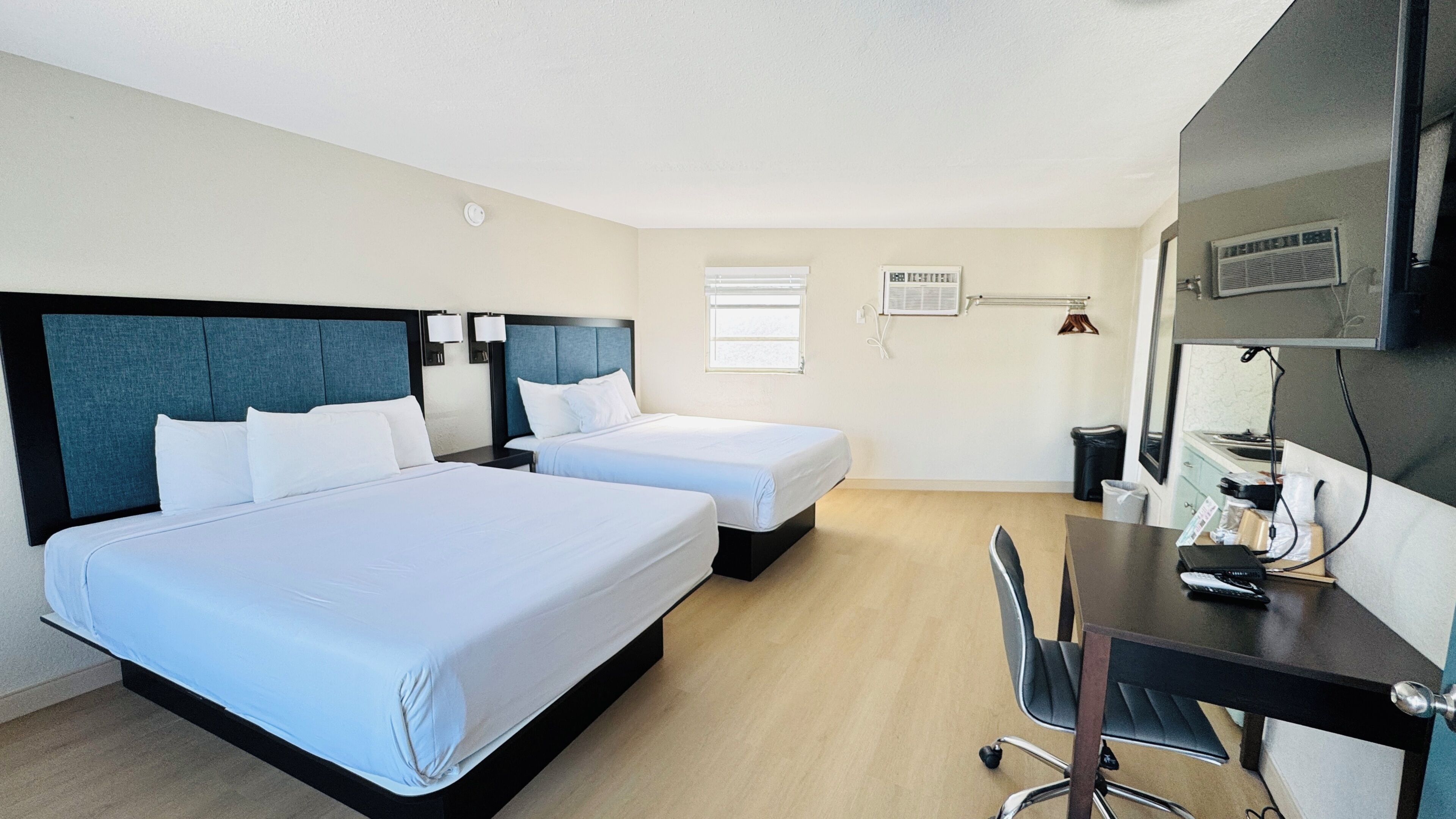 Chambre Simple, 2 grands lits, coin cuisine