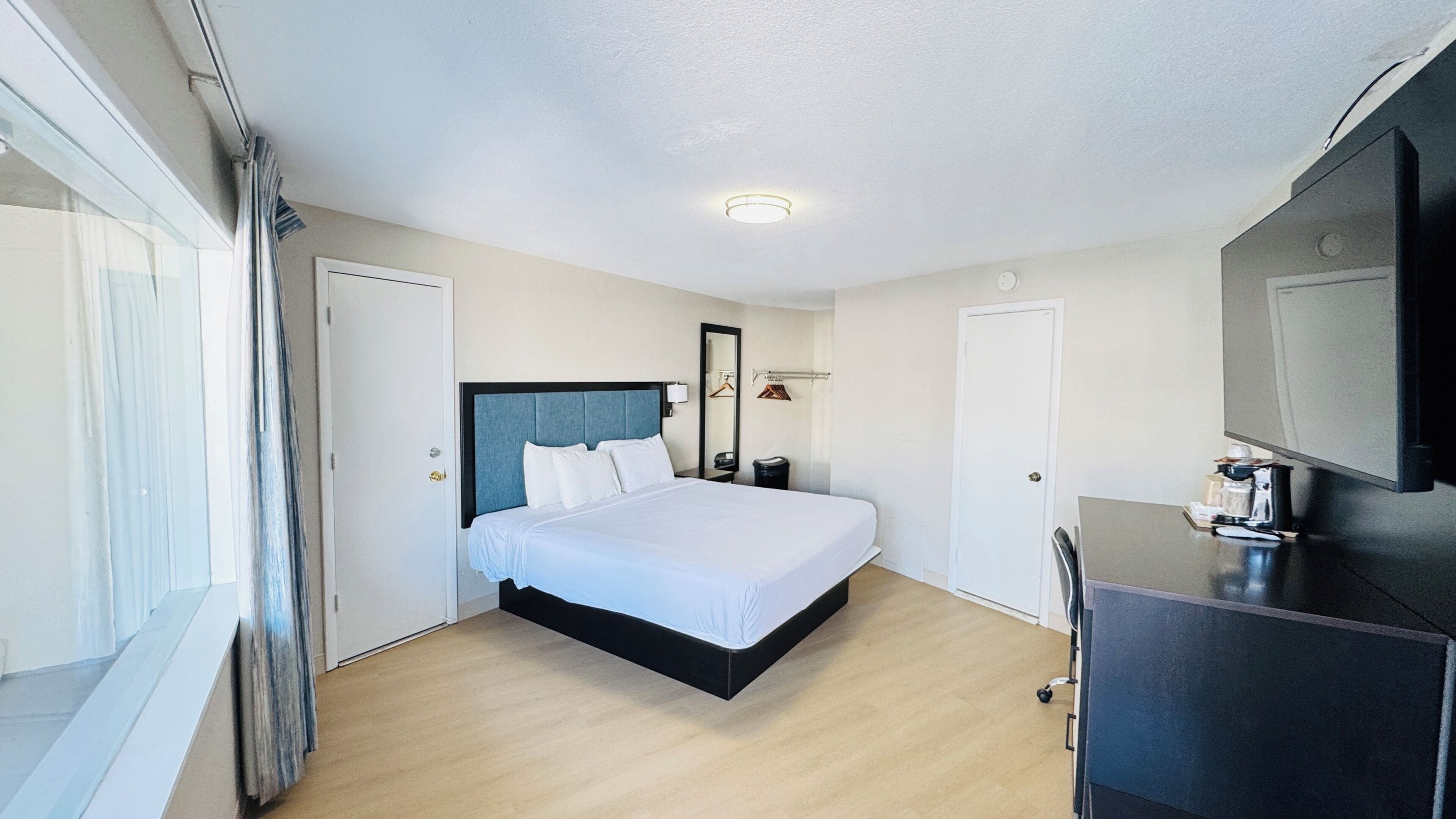 Standard Room, 1 King Bed, Non Smoking | Free WiFi, bed sheets