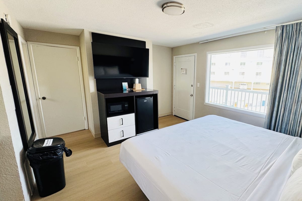 Standard Double Room, Berbilang Katil, Non Smoking | Wi-fi percuma, cadar katil 