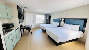 Eenvoudige eenpersoonskamer, 2 queensize bedden, kitchenette | Gratis wifi, beddengoed