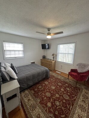 3 bedrooms, desk, iron/ironing board, free WiFi