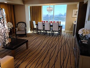Dining - Live like THE King! (Las Vegas)