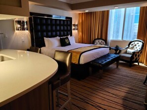 4 bedrooms, WiFi - Live like THE King! (Las Vegas)