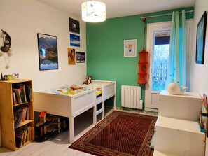 4 makuuhuonetta, vauvan matkasänky, Wi-Fi