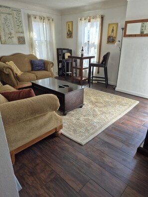 TV connectée, cheminée, lecteur de DVD, baby-foot