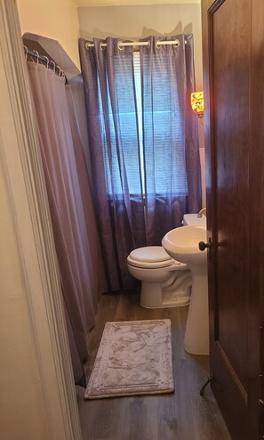 Combined shower/tub, towels, toilet paper - Hop, Skip, & a Jump Away! MOA, Lake Nokomis, Fun & More! Close to Everything! (Richfield)