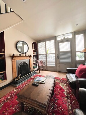 Fernseher, Kamin, Bücher