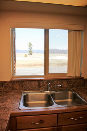 Großer Kühlschrank, Mikrowelle, Ofen, Herdplatte