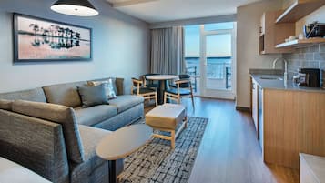 Hypo-allergenic bedding, pillowtop beds, in-room safe, desk