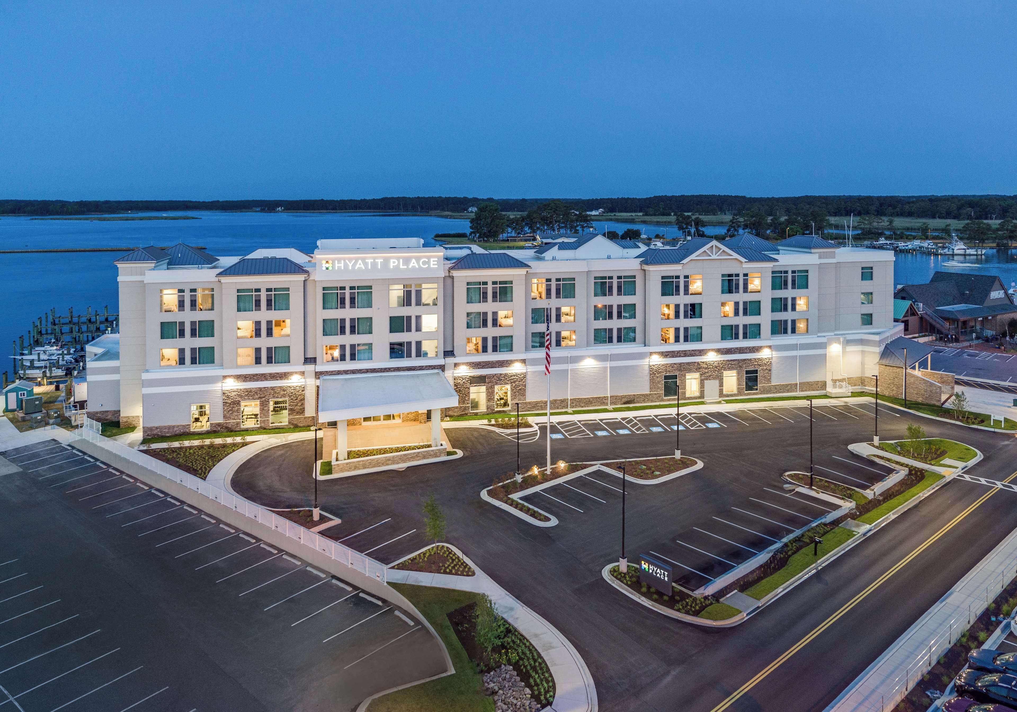 Un hôtel Hyatt Place doté d’un grand parking et offrant une vue sur le front de mer.