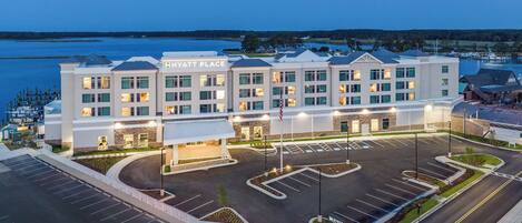 Un hôtel Hyatt Place doté d’un grand parking et offrant une vue sur le front de mer.