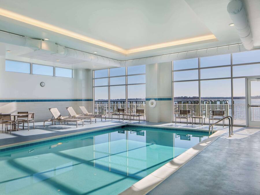 Indoor pool, sun loungers