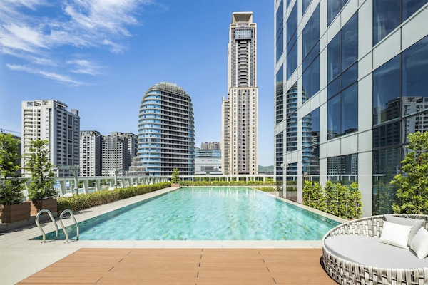 حمّام سباحة خارجي موسمي، مظلات على حمّام السباحة، مقاعد للتشمس