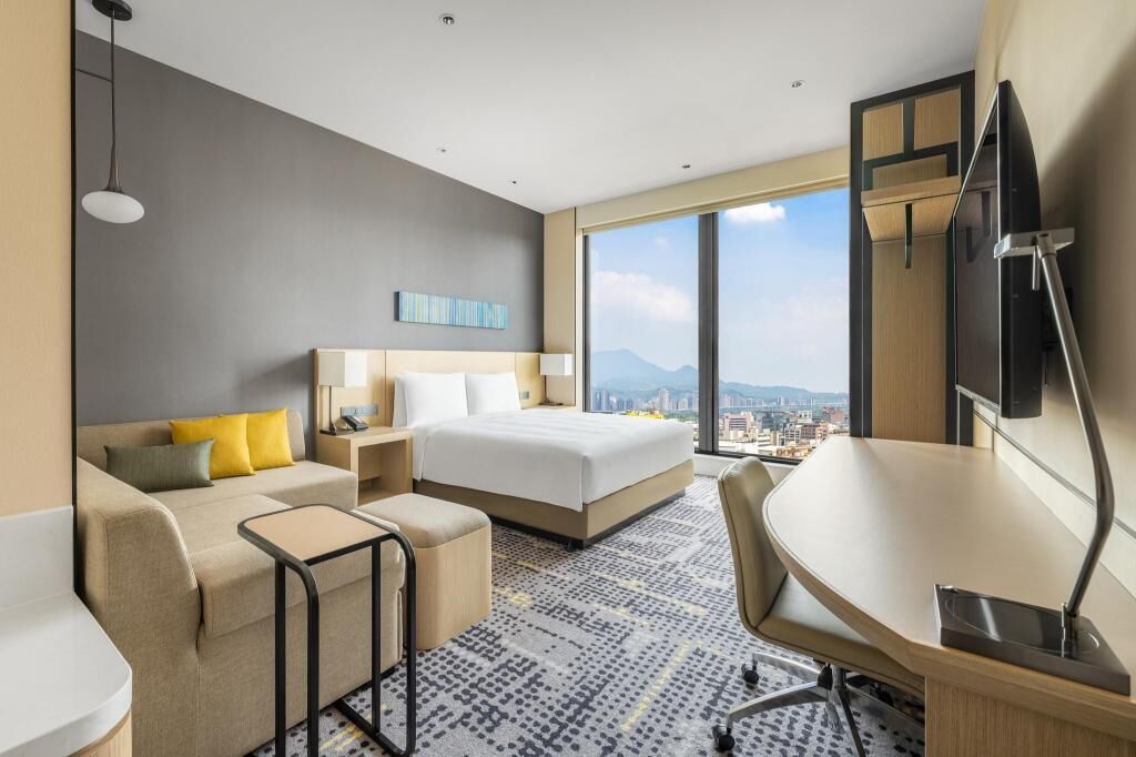 Hypo-allergenic bedding, down duvets, in-room safe, desk